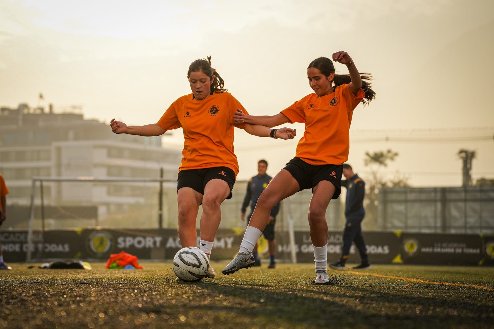 Jugadoras de Sport Academy Femenino disputando el balón