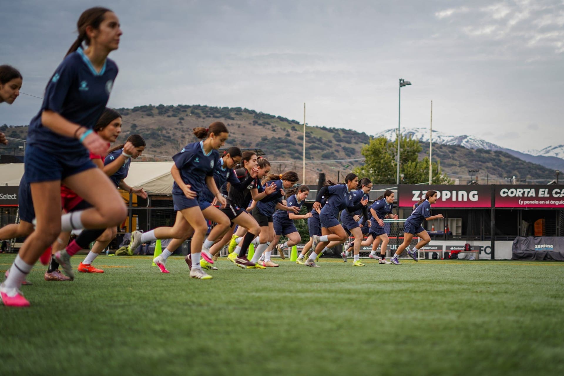 Entrenamiento del equipo femenino de Sport Academy
