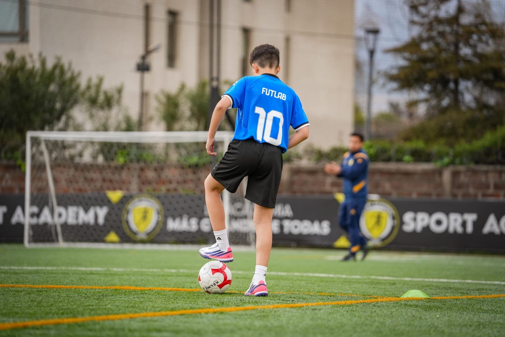 Niño del programa FUTLAB con el balón en el entrenamiento