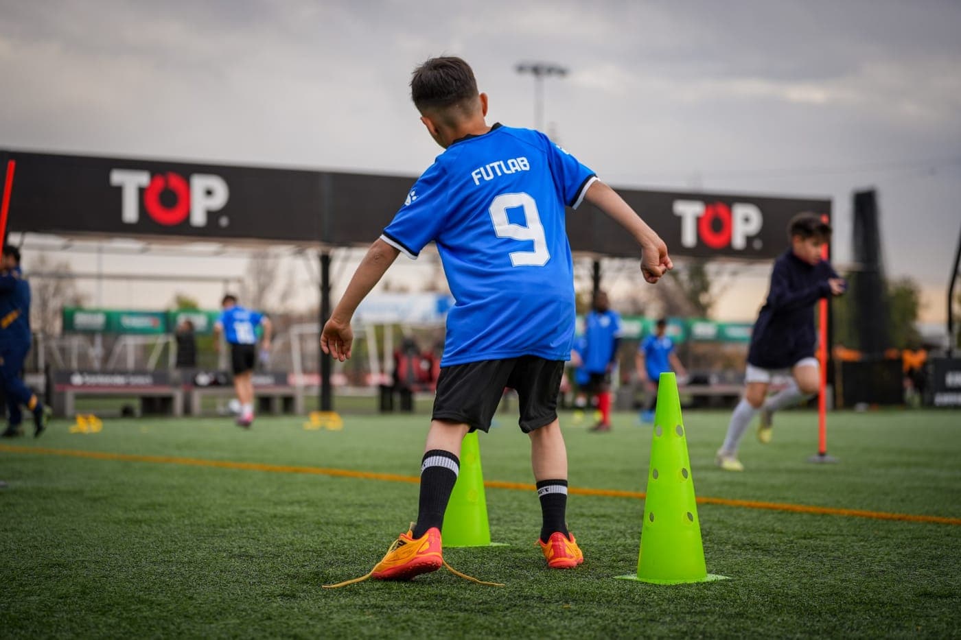 Niño de FUTLAB conduciendo el balón entre conos
