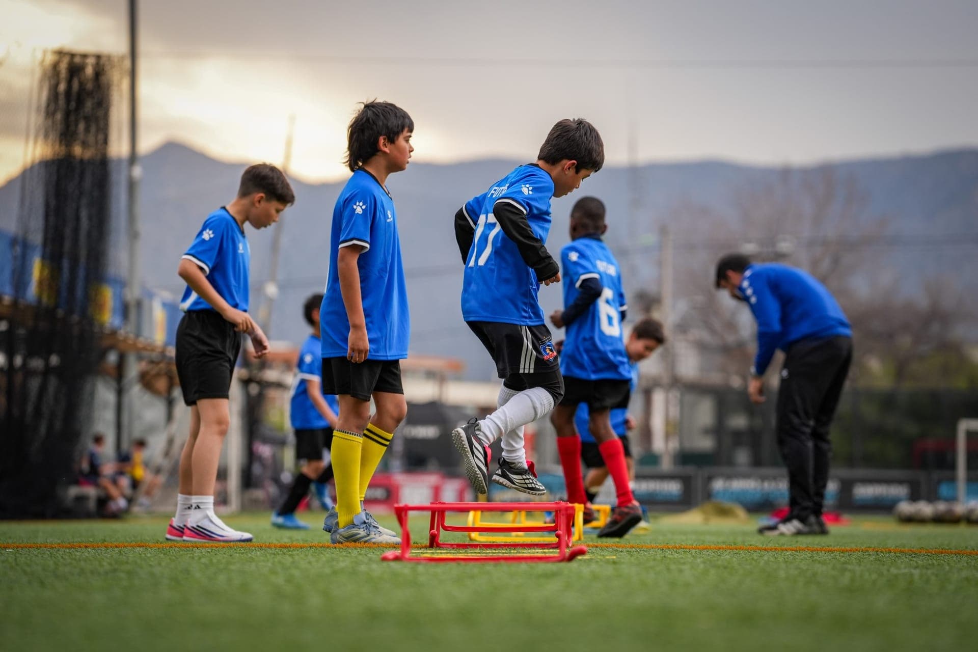 Grupo de niños de FUTLAB en un circuito de coordinación